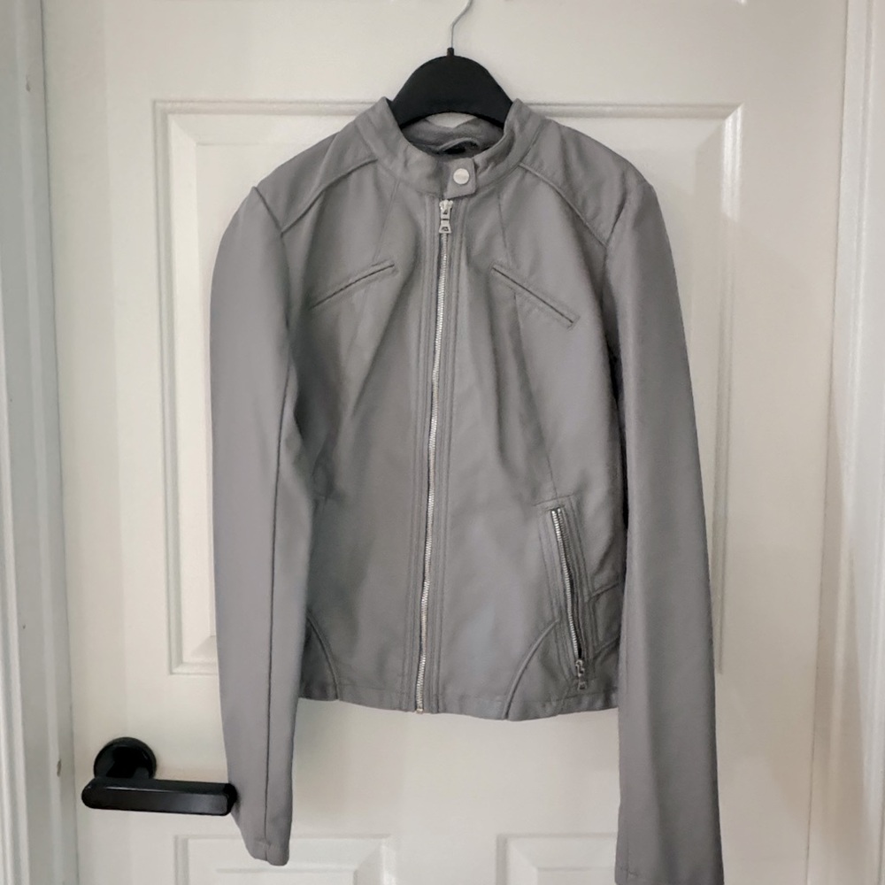 Guess fashion Faux leather bomber style Jacket. Juniors M Grey like new